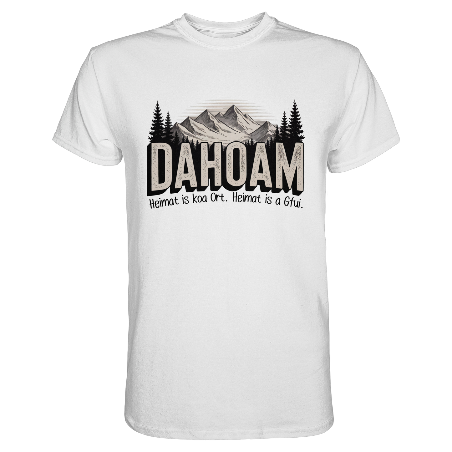 Weißes T-Shirt mit großem Schriftzug „Dahoam“, Bergmotiv in Sepia-Tönen und Spruch „Heimat is koa Ort. Heimat is a Gfui.“