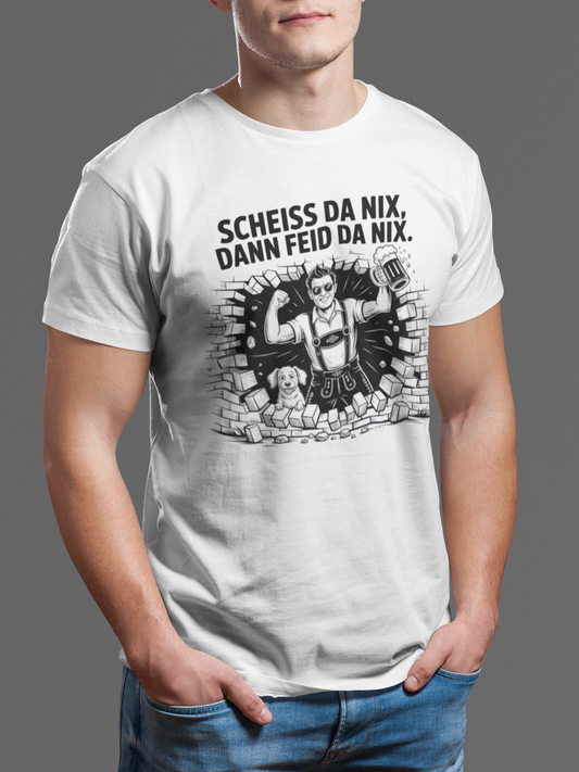 Junger Mann trägt weißes T-Shirt mit dem Spruch „Scheiß da nix, dann feid da nix“, Oberkörperansicht