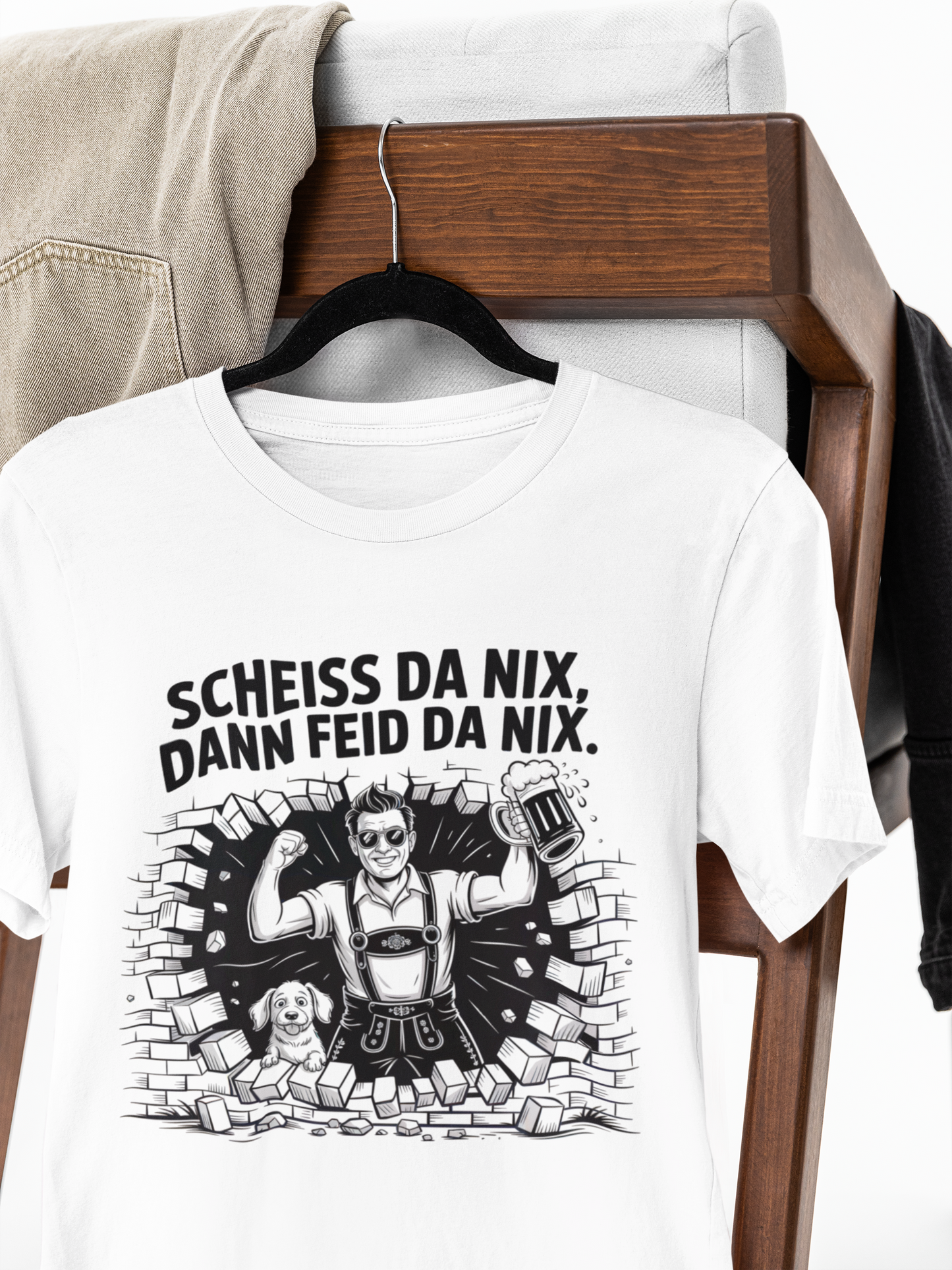 Weißes T-Shirt mit schwarzem Statement-Spruch auf Kleiderbügel