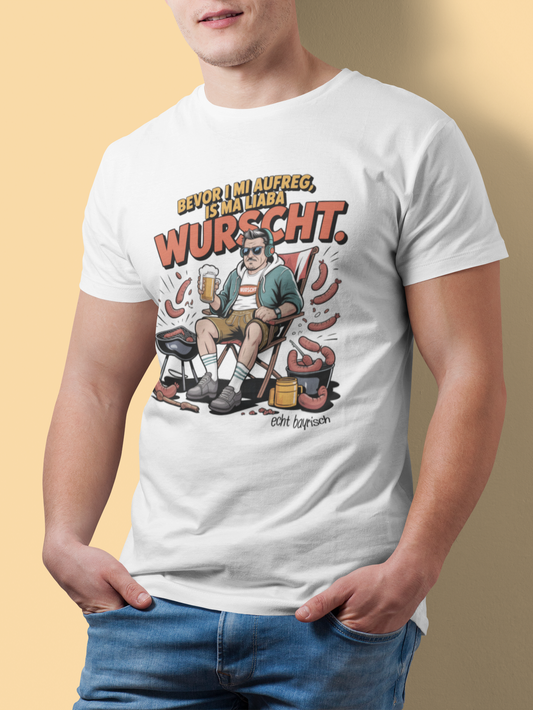 Junger Mann trägt weißes T-Shirt mit dem Spruch „Bevor I mi aufreg“, Oberkörperansicht