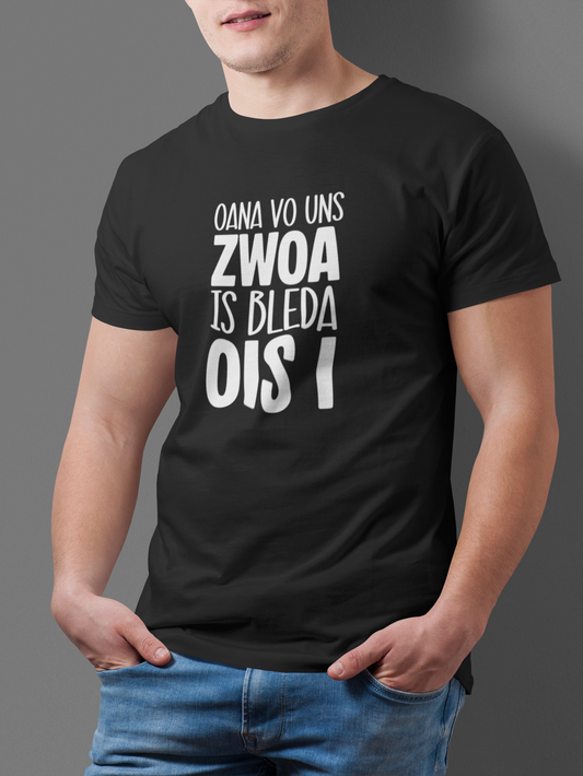 Junger Mann trägt schwarzes T-Shirt mit weißem Text „Oana vo uns Zwoa is bleda ois i“, Oberkörperansicht