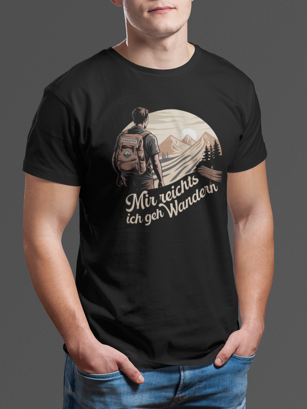 Junger Mann trägt schwarzes T-Shirt mit Bergmotiv und Text „Mir reicht’s, ich geh wandern“, Oberkörperansicht