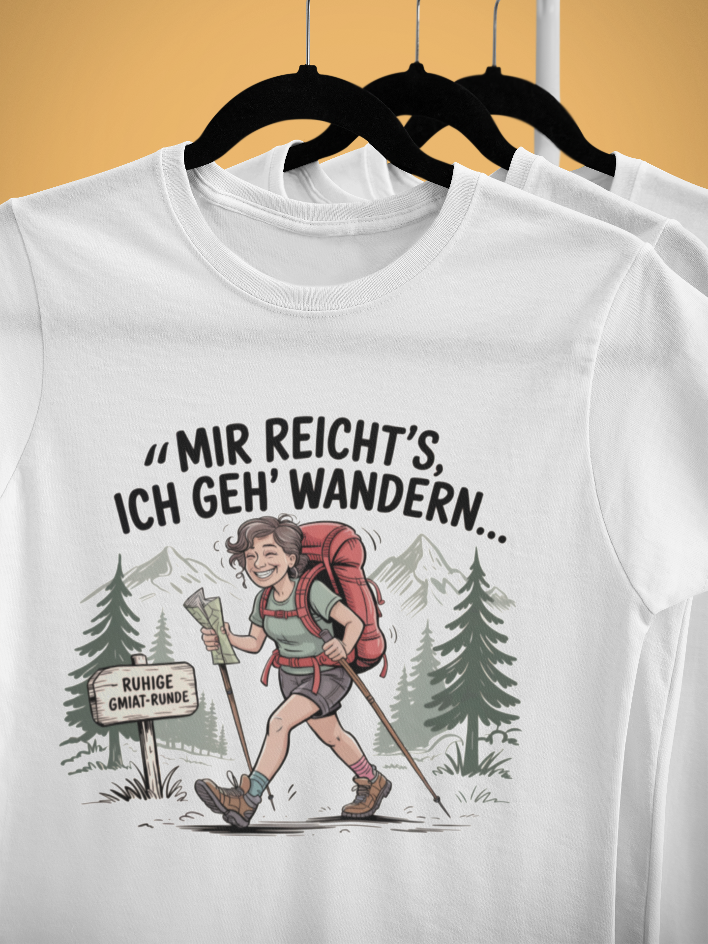 Weißes T-Shirt mit dem Aufdruck „Mir reicht’s – ich geh wandern“ auf einem Kleiderbügel, hängend an einem Kleiderständer