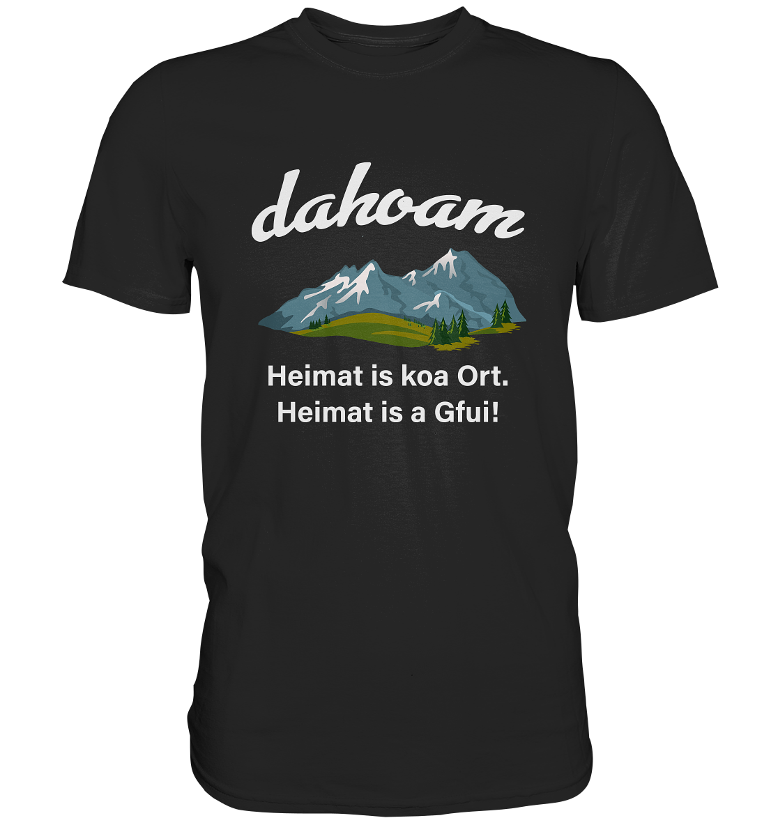 T-Shirt mit der Aufschrift „Dahoam. Heimat is a Gfui!“ in schlichter Typografie und farbigen Berg-Motiv