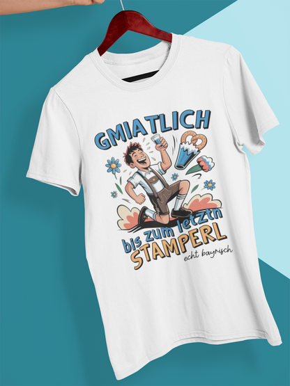 Weißes T-Shirt mit bayerischem Motiv auf Kleiderbügel 