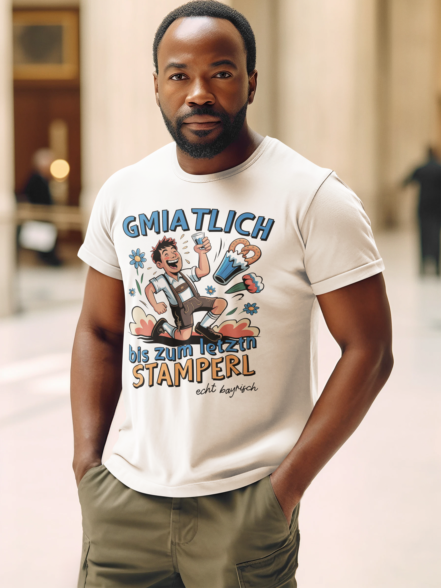 Junger Mann trägt weißes T-Shirt mit bayerischem Motiv „Gmiatlich bis zum letztn Stamperl“, Oberkörperansicht