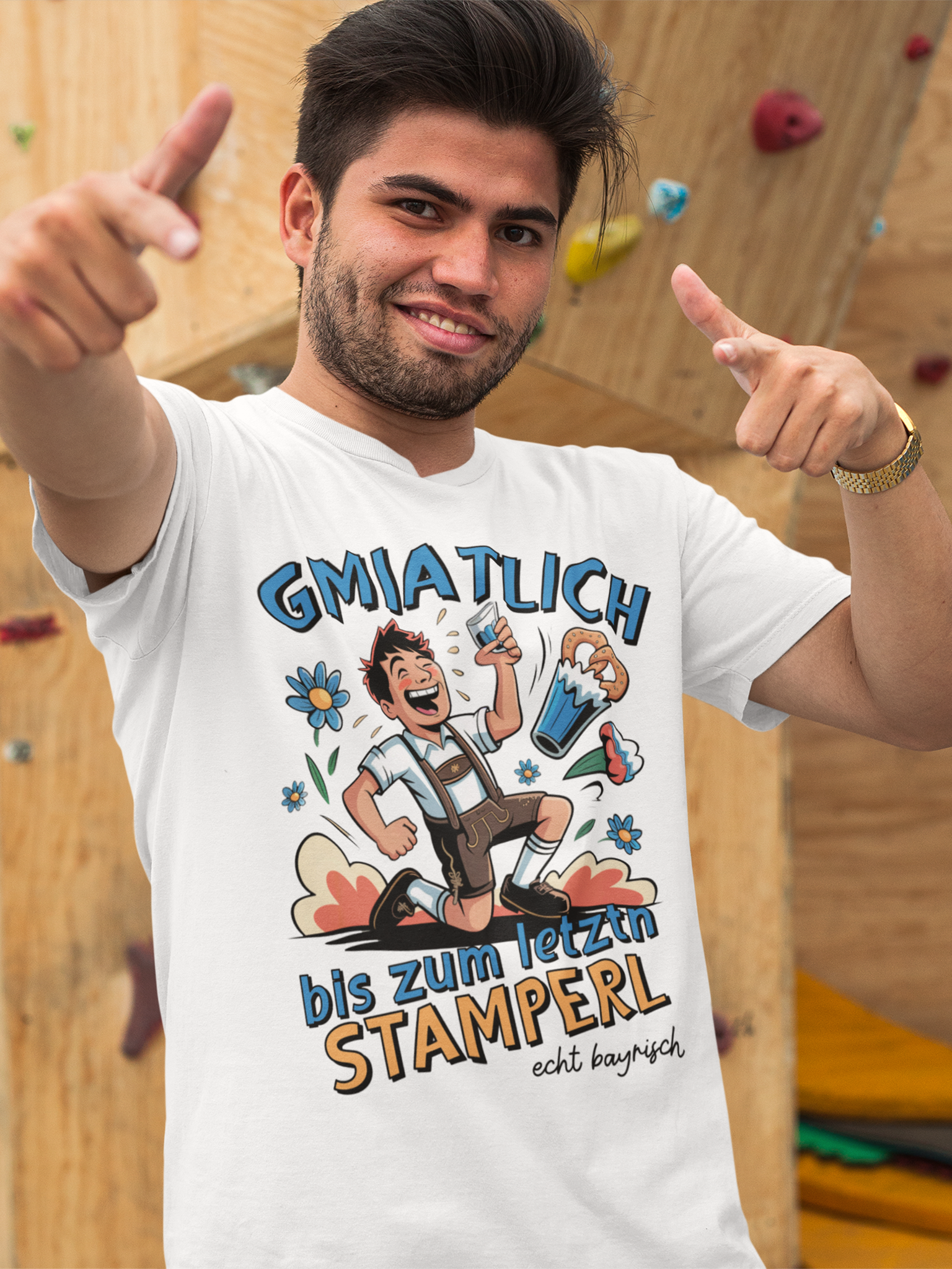 Junger Mann trägt weißes T-Shirt mit bayerischem Motiv „Gmiatlich bis zum letztn Stamperl“, Oberkörperansicht