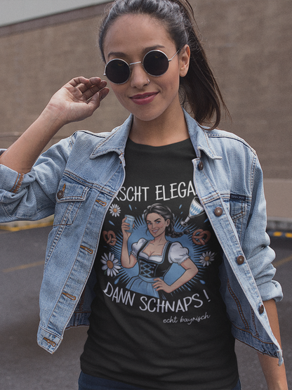 Junge Frau trägt schwarzes T-Shirt mit Dirndl-Motiv und Spruch „Erscht elegant dann Schnaps“, Oberkörperansicht