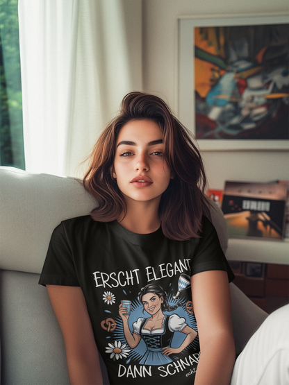 Junge Frau trägt schwarzes T-Shirt mit Dirndl-Motiv und Spruch „Erscht elegant dann Schnaps“, Oberkörperansicht