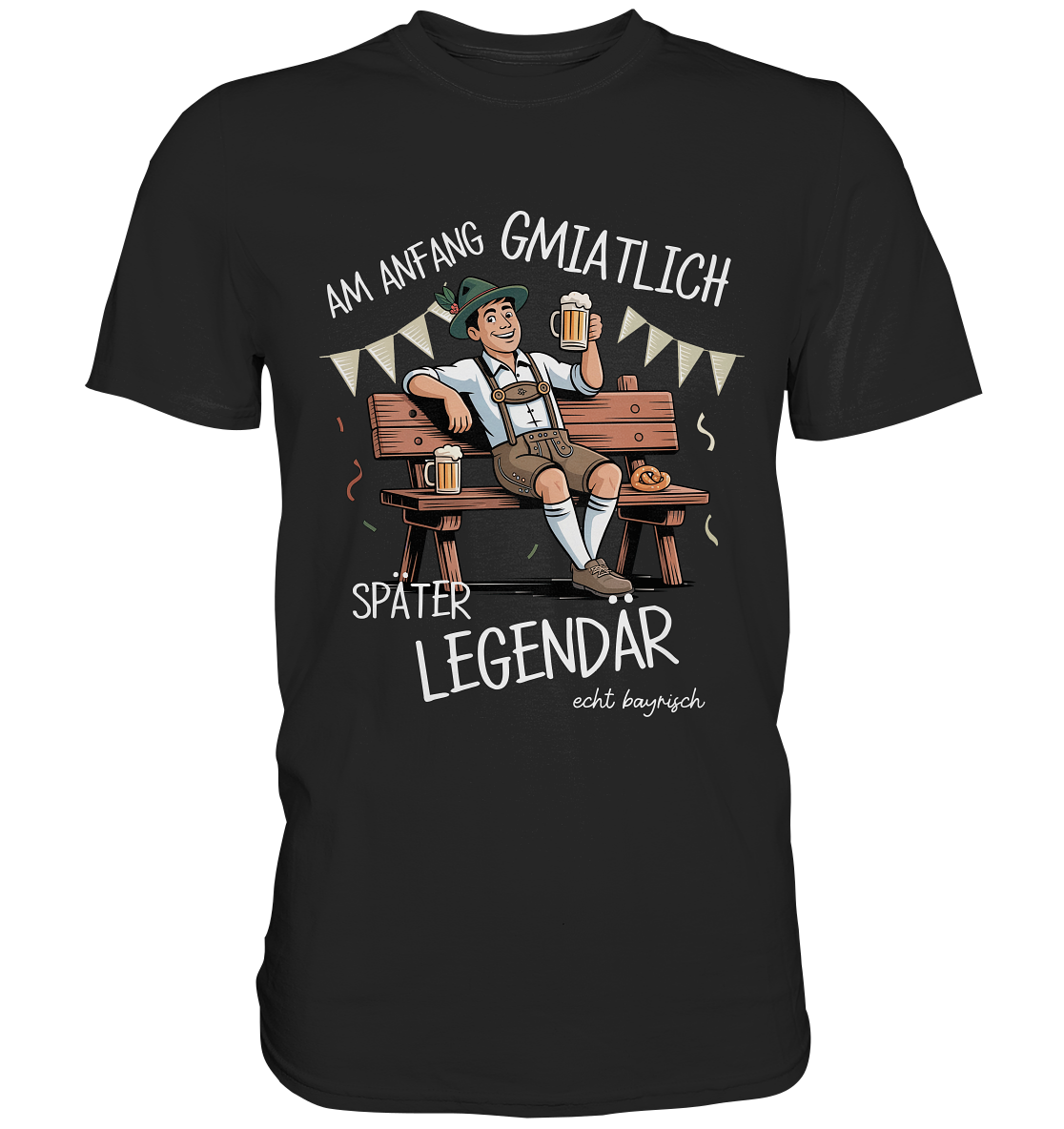 Schwarzes T-Shirt mit der Aufschrift „Bayrisch am Anfang gmiatlich, später legendär“ und farbigem Motiv eines Bayers mit Maß auf Bank