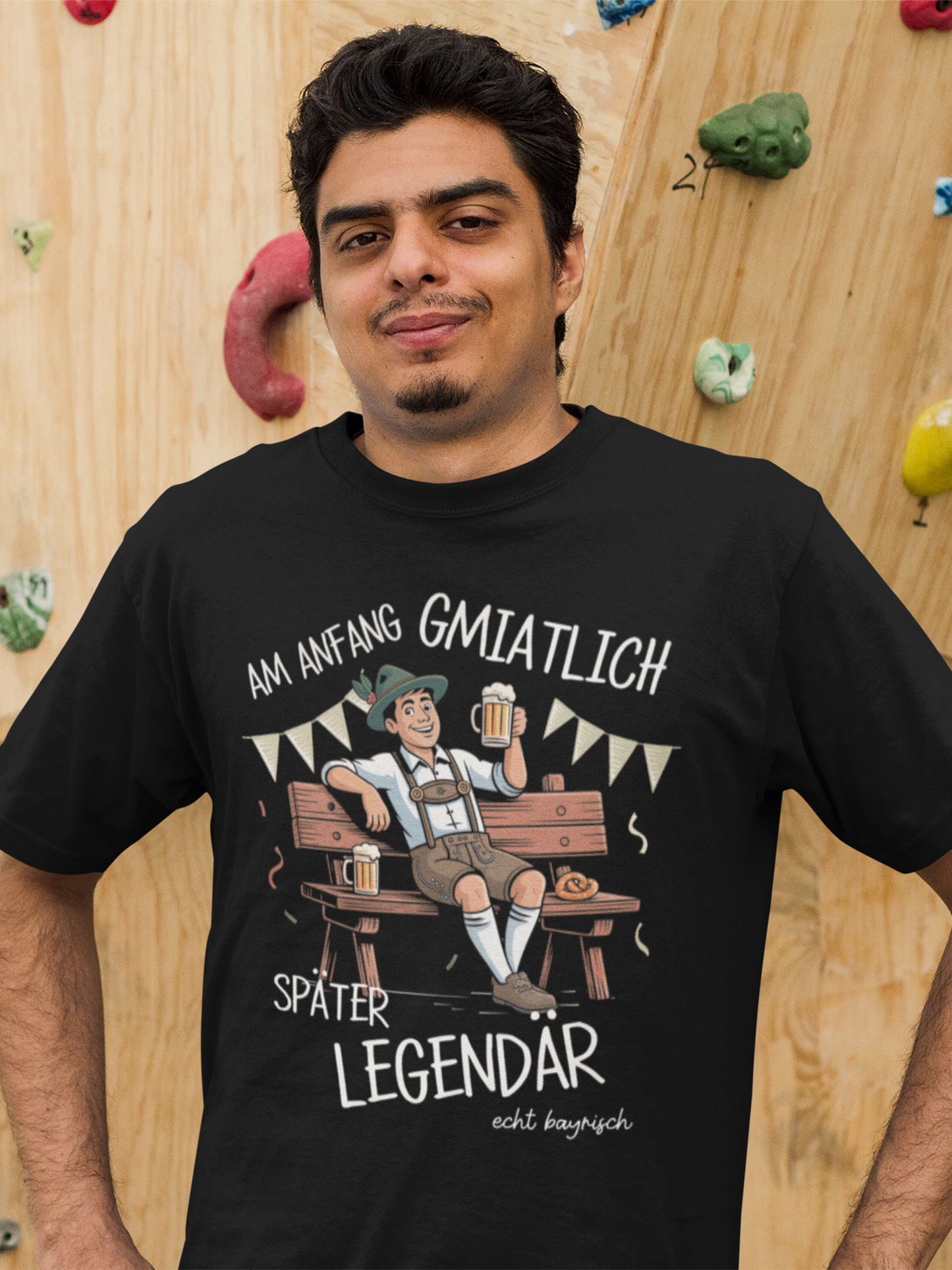 Junger Mann trägt schwarzes T-Shirt mit bayerischem Maß-Motiv und frechem Spruch, Oberkörperansicht