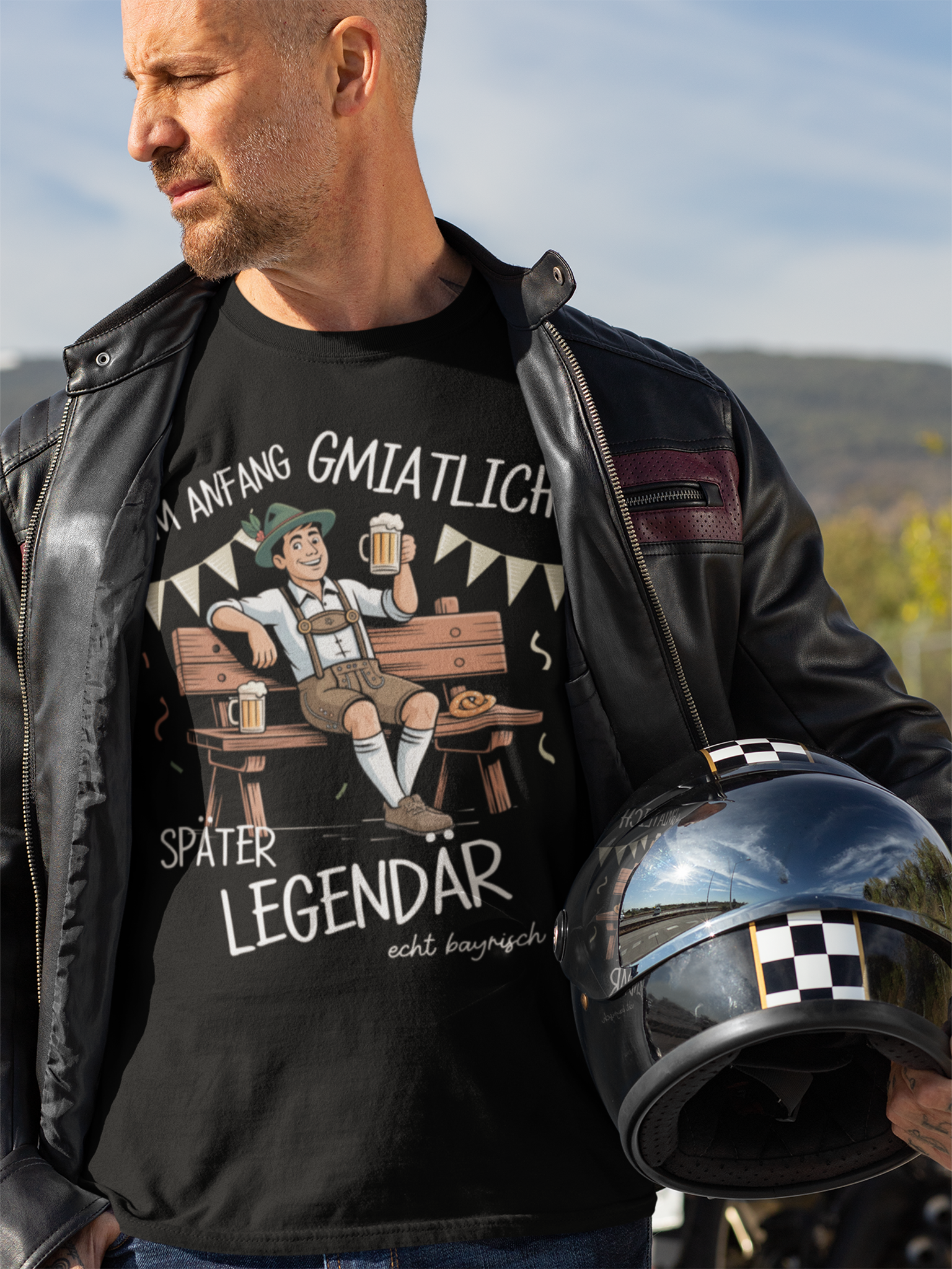 Junger Mann trägt schwarzes T-Shirt mit bayerischem Maß-Motiv und frechem Spruch, Oberkörperansicht