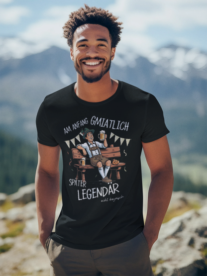 Junger Mann trägt schwarzes T-Shirt mit bayerischem Maß-Motiv und frechem Spruch, Oberkörperansicht
