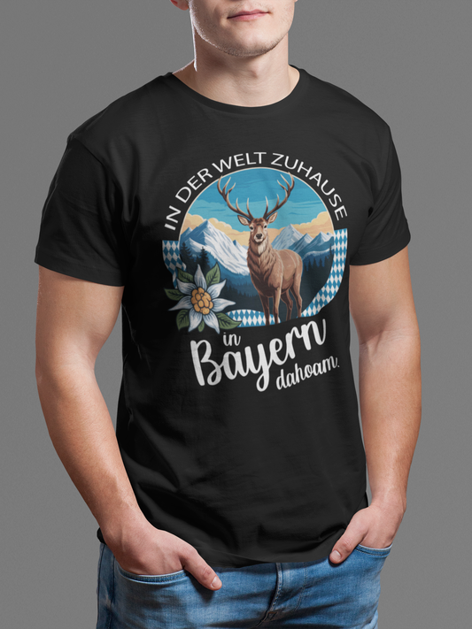 Junger Mann trägt schwarzes T-Shirt mit Heimatmotiv und Spruch „In Bayern dahoam“, Oberkörperansicht