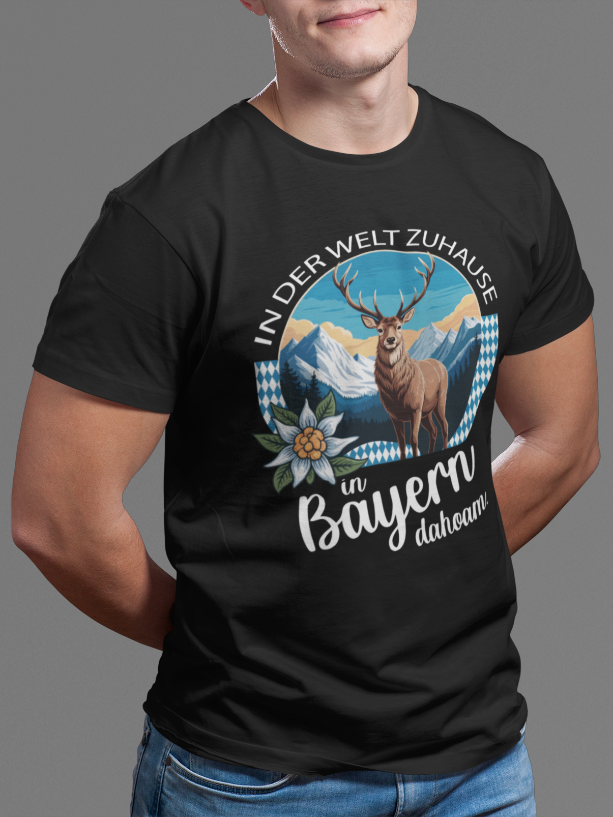 Junger Mann trägt schwarzes T-Shirt mit Heimatmotiv und Spruch „In Bayern dahoam“, Oberkörperansicht