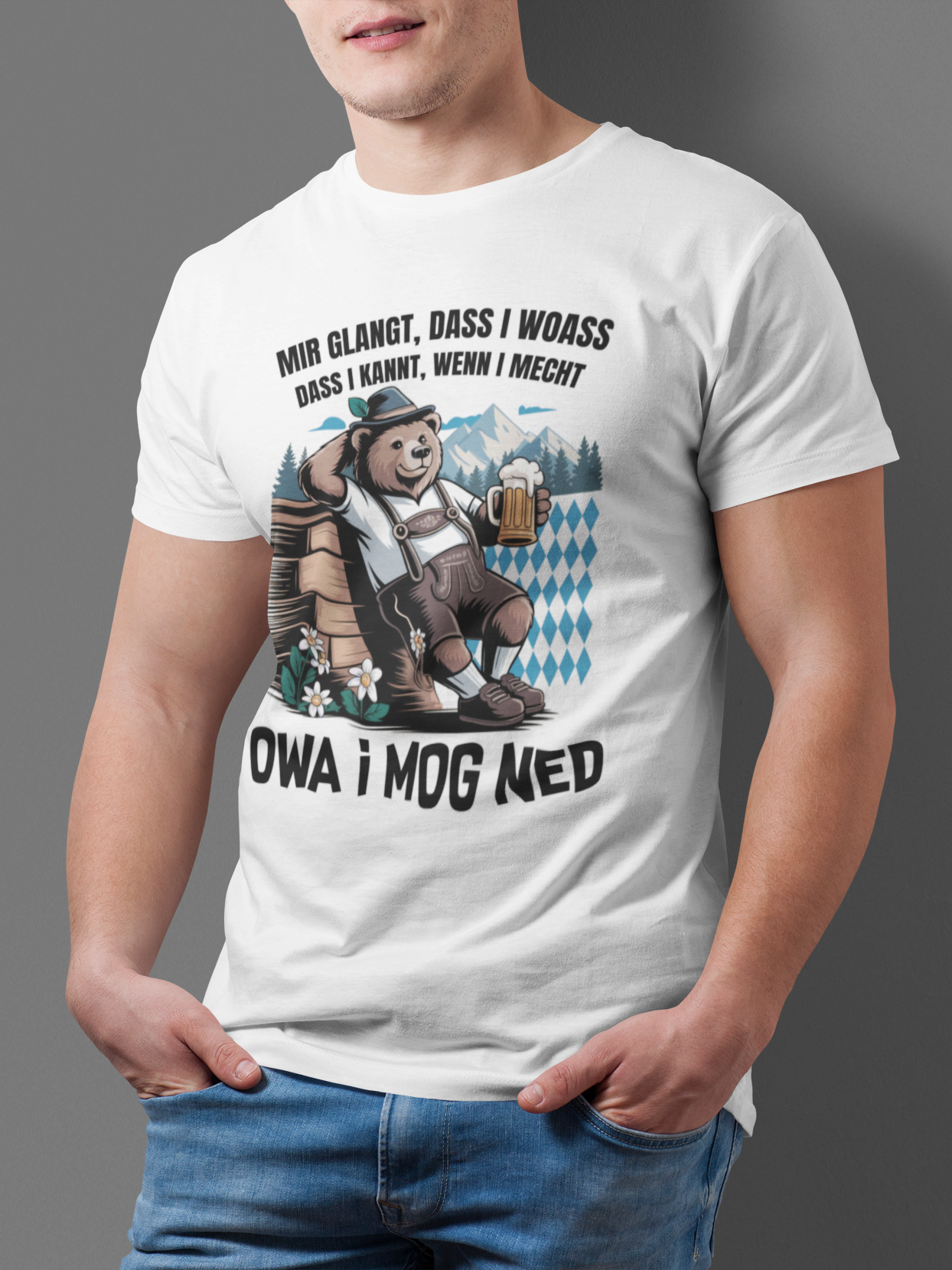 Junger Mann trägt weißes T-Shirt mit Bayern-Bär und Spruch „Owa i mog ned“, Oberkörperansicht