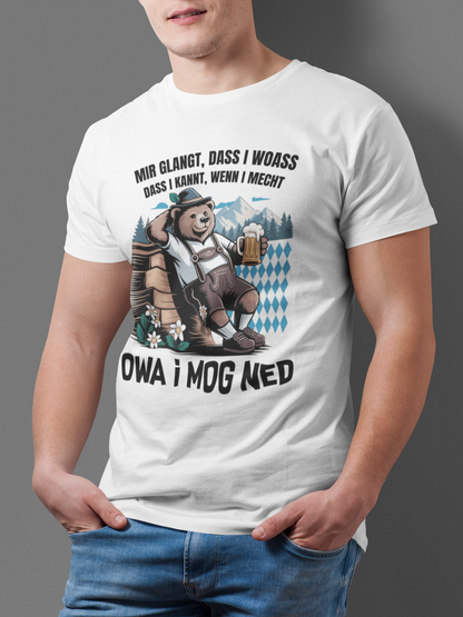 Junger Mann trägt weißes T-Shirt mit Bayern-Bär und Spruch „Owa i mog ned“, Oberkörperansicht