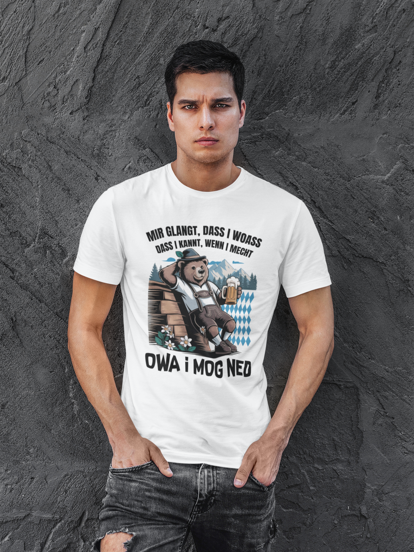 Junger Mann trägt weißes T-Shirt mit Bayern-Bär und Spruch „Owa i mog ned“, Oberkörperansicht