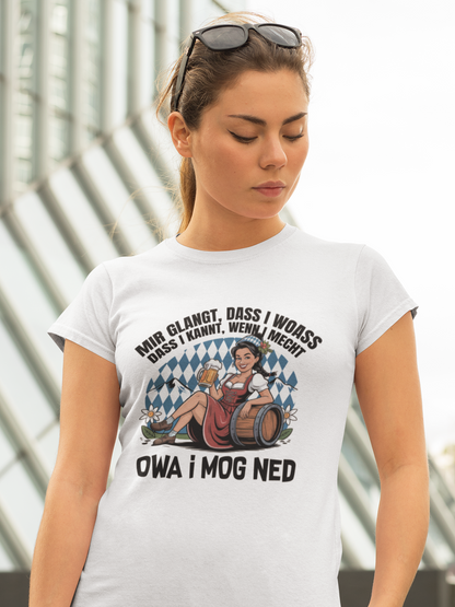 Junge Frau trägt weißes T-Shirt mit Motiv „Owa i mog ned“ und bayrischem Madl, Oberkörperansicht