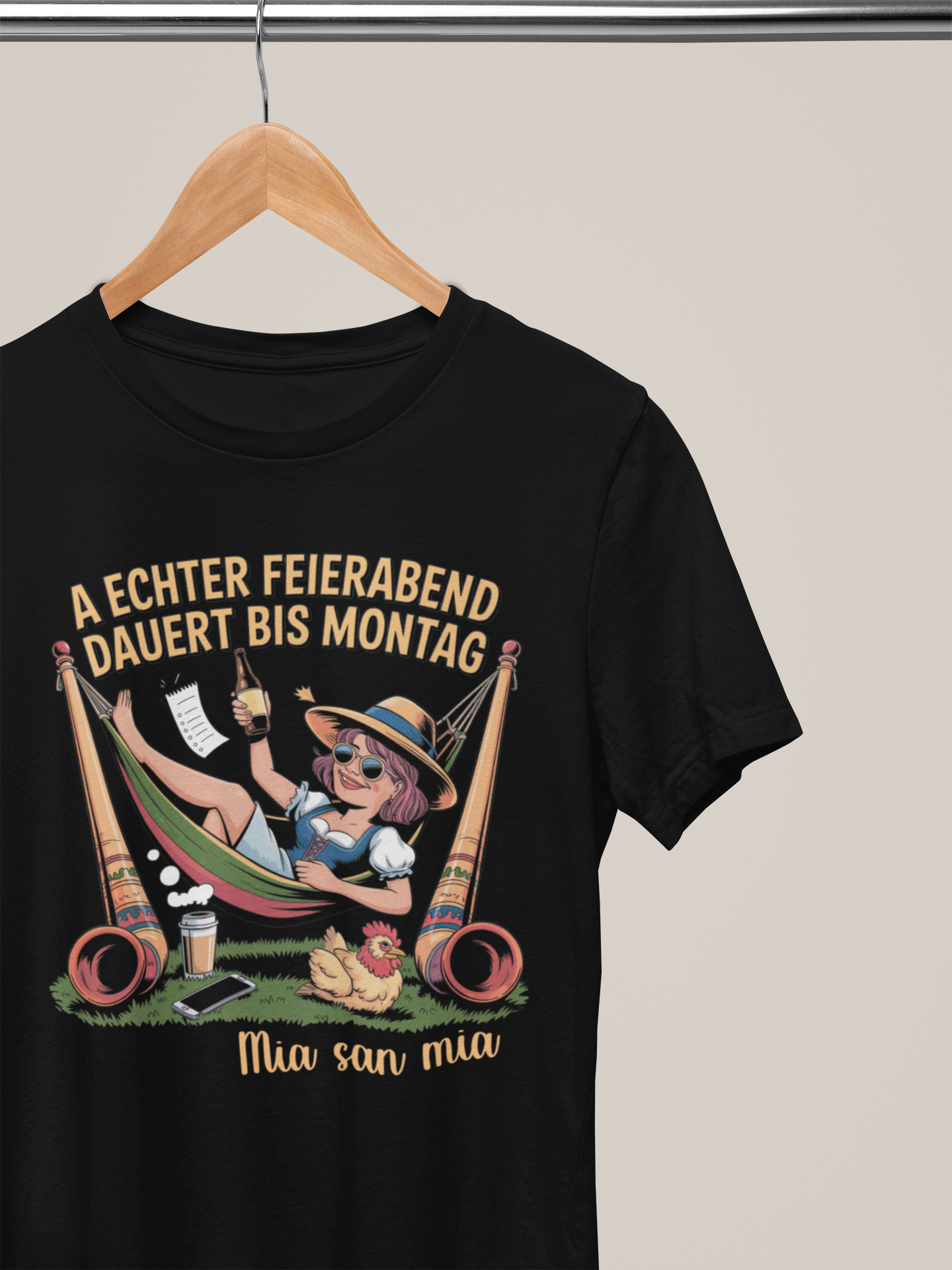 Schwarzes T-Shirt mit relaxter Madl-Grafik auf Kleiderbügel