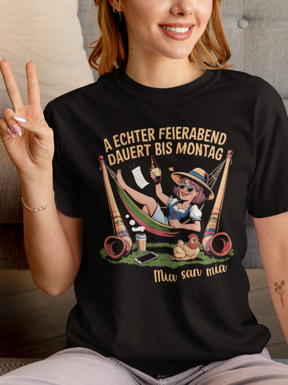 Junge Frau trägt schwarzes T-Shirt mit Hängematte-Motiv und Spruch „Feierabend bis Montag“, Oberkörperansicht