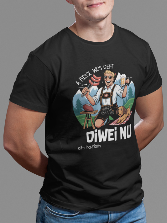 Junger Mann trägt schwarzes T-Shirt mit Bratwurst-und-Maß-Motiv und Spruch „A bissl wos geht oiwei nu“, Oberkörperansicht