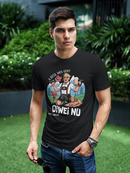 Junger Mann trägt schwarzes T-Shirt mit Bratwurst-und-Maß-Motiv und Spruch „A bissl wos geht oiwei nu“, Oberkörperansicht