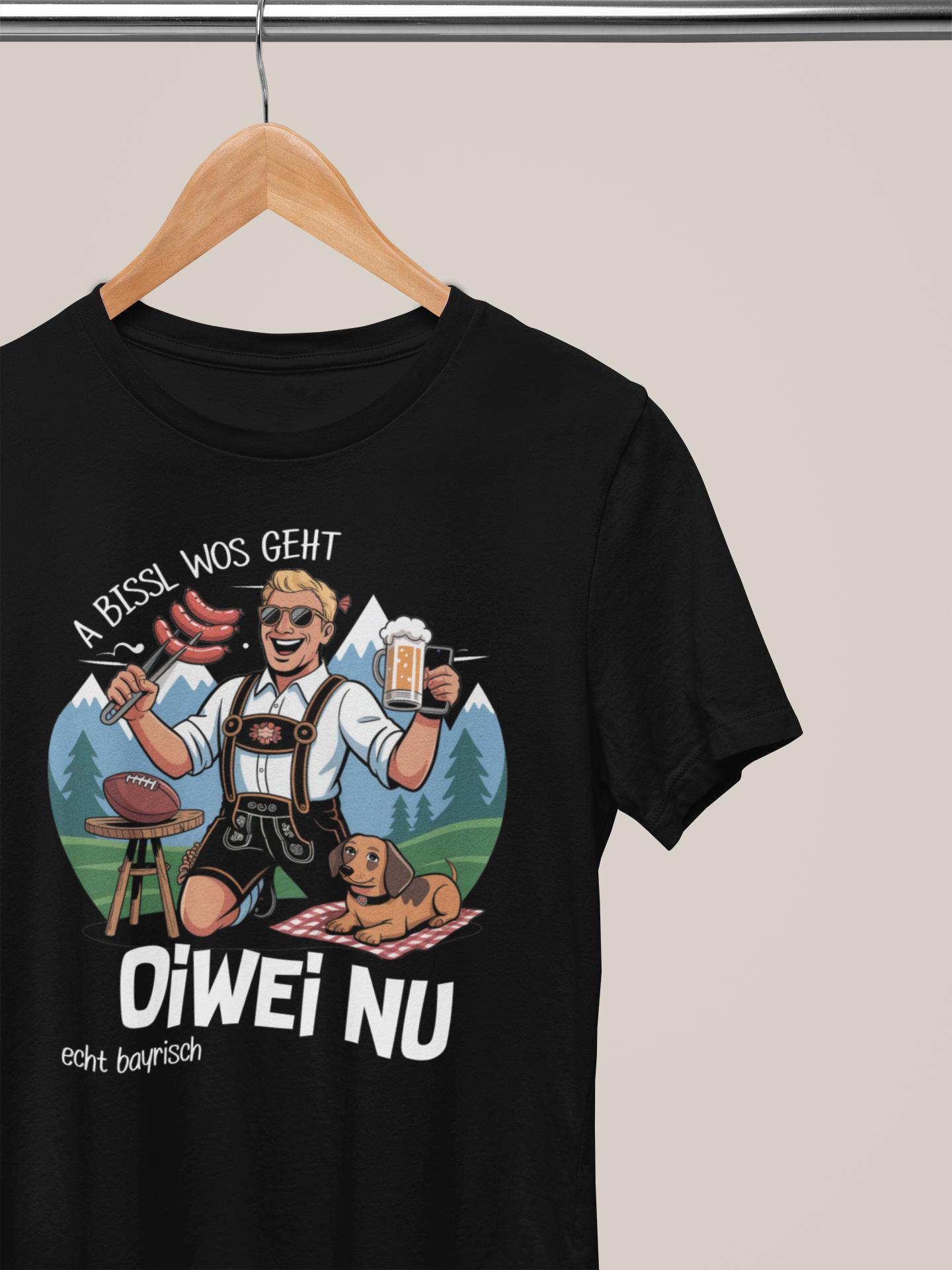 Schwarzes T-Shirt mit bayerischem Partymotiv auf Kleiderbügel