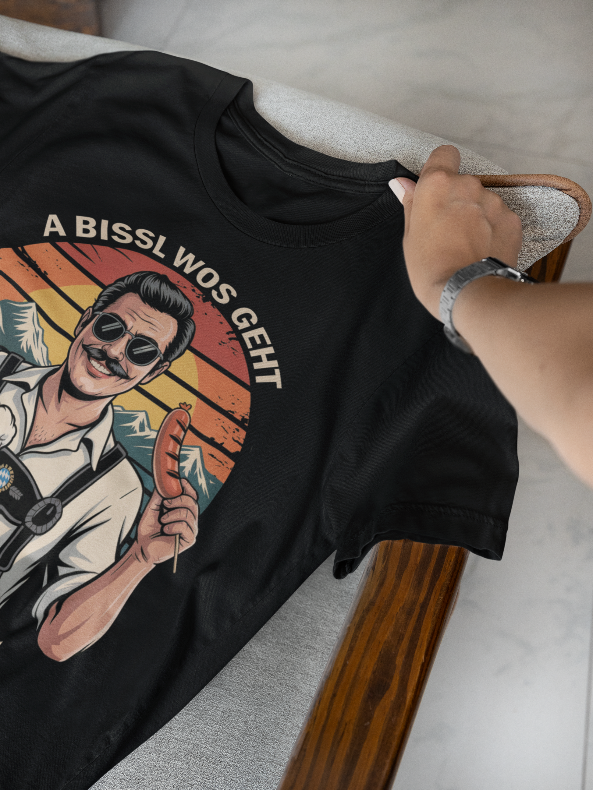 Schwarzes T-Shirt mit Retro-Bayer und Spruch „A bissl wos geht oiwei nu“, liegend