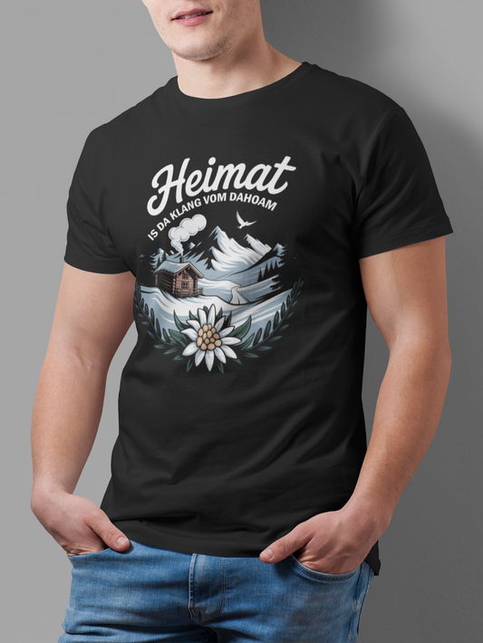 Junger Mann trägt schwarzes T-Shirt mit Berghütten-Design und emotionalem Spruch, Oberkörperansicht