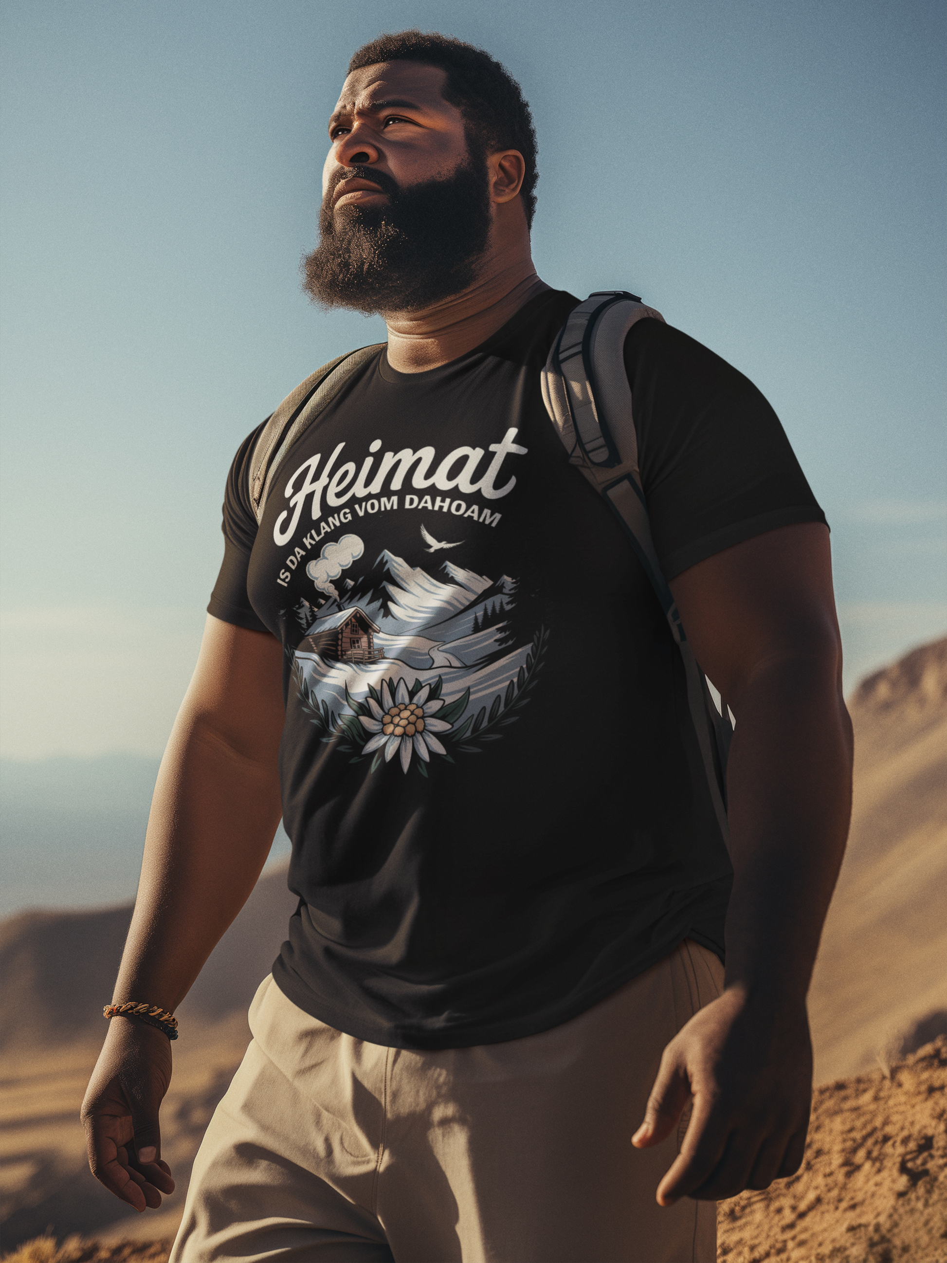 Junger Mann trägt schwarzes T-Shirt mit Berghütten-Design und emotionalem Spruch, Oberkörperansicht
