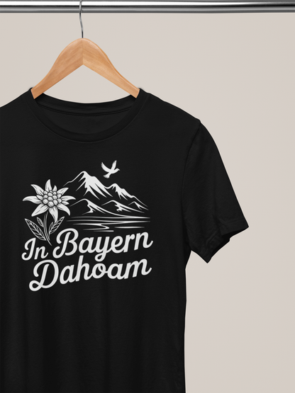 Schwarzes T-Shirt mit stilisiertem Berg- und Edelweißmotiv auf Kleiderbügel