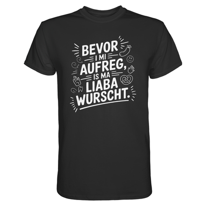 Schwarzes T-Shirt mit weißem Spruch „Bevor I mi aufreg, is ma liaba wurscht“