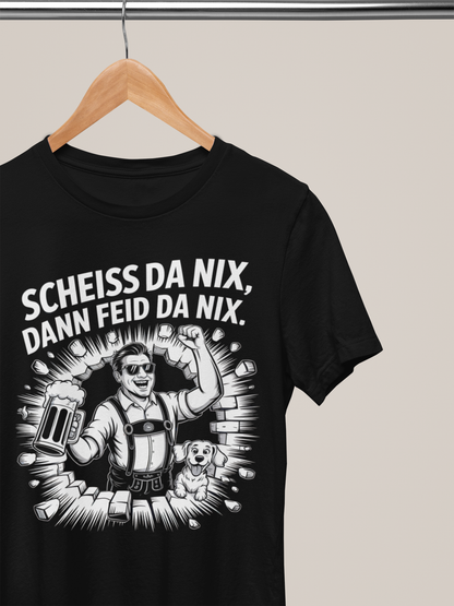 Schwarzes T-Shirt auf Kleiderbügel, mit weißem Text „Scheiß da nix, dann feid da nix“ und Comic-Motiv eines Bayern mit Hund und Wand.