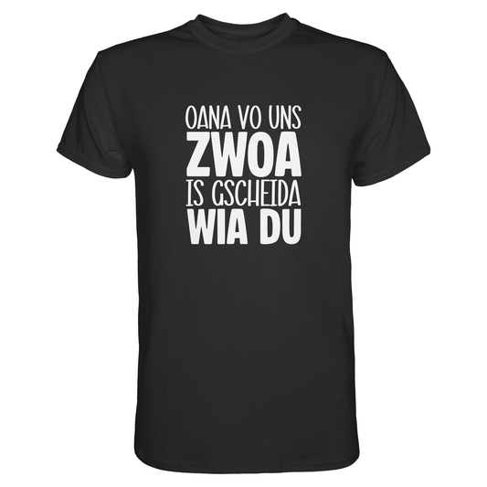 Schwarzes T-Shirt mit weißem Text „Oana vo uns Zwoa is gscheida wia du“