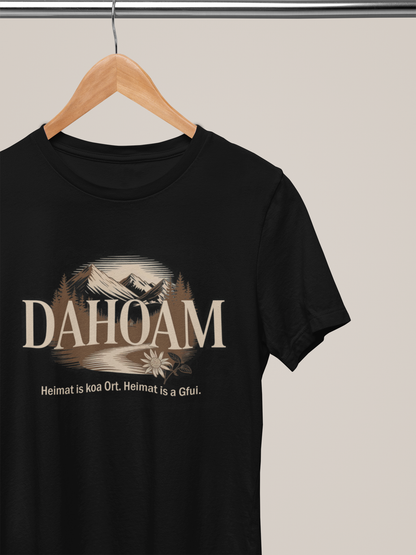 Schwarzes T-Shirt mit Bergmotiv in Sepia und dem Text „Dahoam. Heimat is koa Ort. Heimat is a Gfui.“, auf Kleiderbügel
