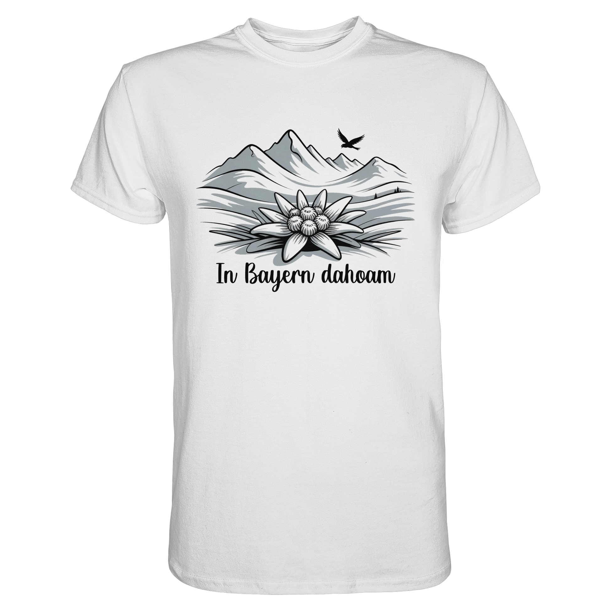 Weißes T-Shirt mit schwarzem Druck: stilisiertes Bergpanorama, Edelweiß und Text „In Bayern Dahoam“
