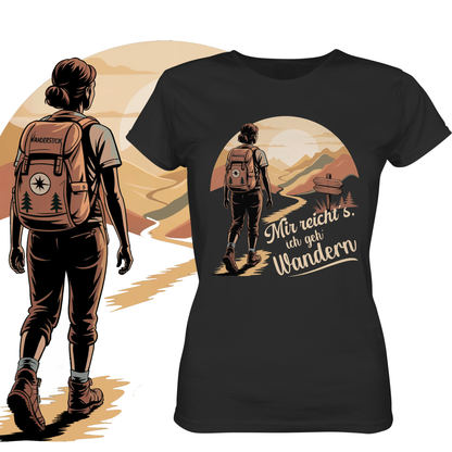Schwarzes T-Shirt mit Wandermotiv in Sepia-Tönen und Spruch „Mir reicht’s, ich geh wandern“, links vergrößerte Darstellung des Bildes