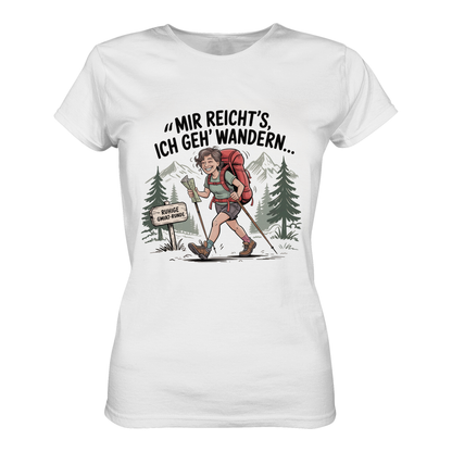 Weißes T-Shirt mit dem Spruch „Mir reicht’s – ich geh wandern“ als schwarzer Print, mit gezeichnetem Wander-Motiv.