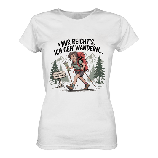 Weißes T-Shirt mit dem Spruch „Mir reicht’s – ich geh wandern“ als schwarzer Print, mit gezeichnetem Wander-Motiv.