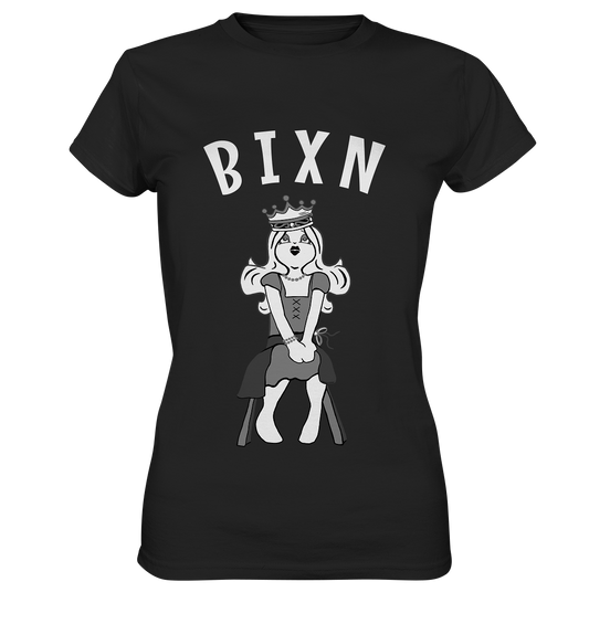 Schwarzes T-Shirt mit der Aufschrift „Bixn“ und Motiv einer frechen Dirndl-Prinzessin auf Stuhl in Schwarz-Weiß
